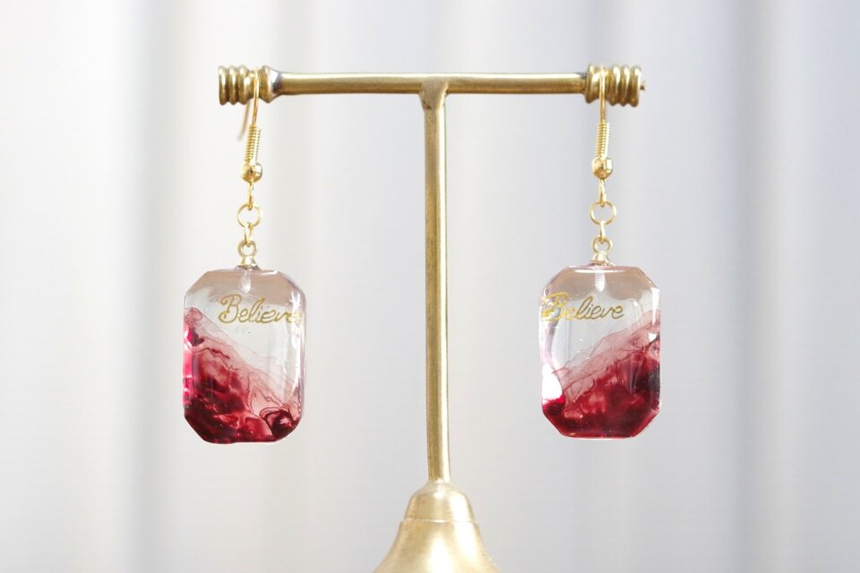 レジンアート エメラルドカットのピアス〈命ある火焔〉 | iichi 日々の