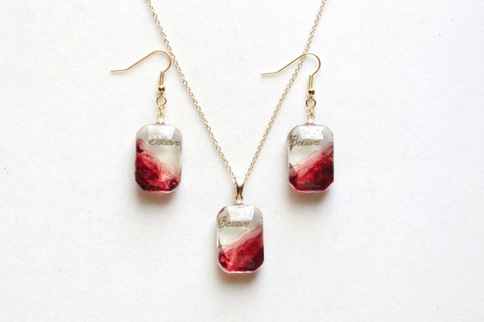 レジンアート エメラルドカットのピアス〈命ある火焔〉 | iichi 日々の