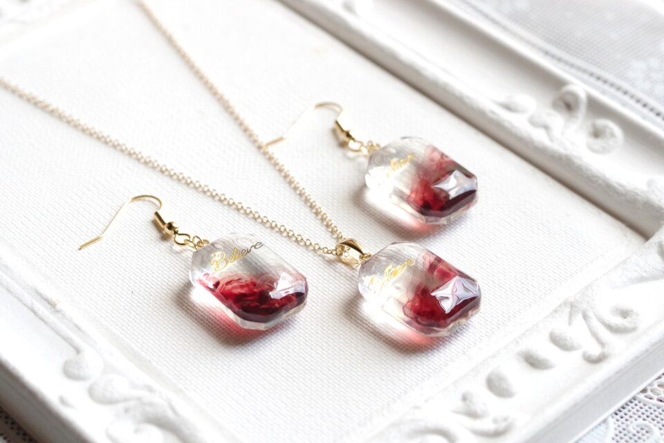 レジンアート エメラルドカットのピアス〈命ある火焔〉 | iichi 日々の