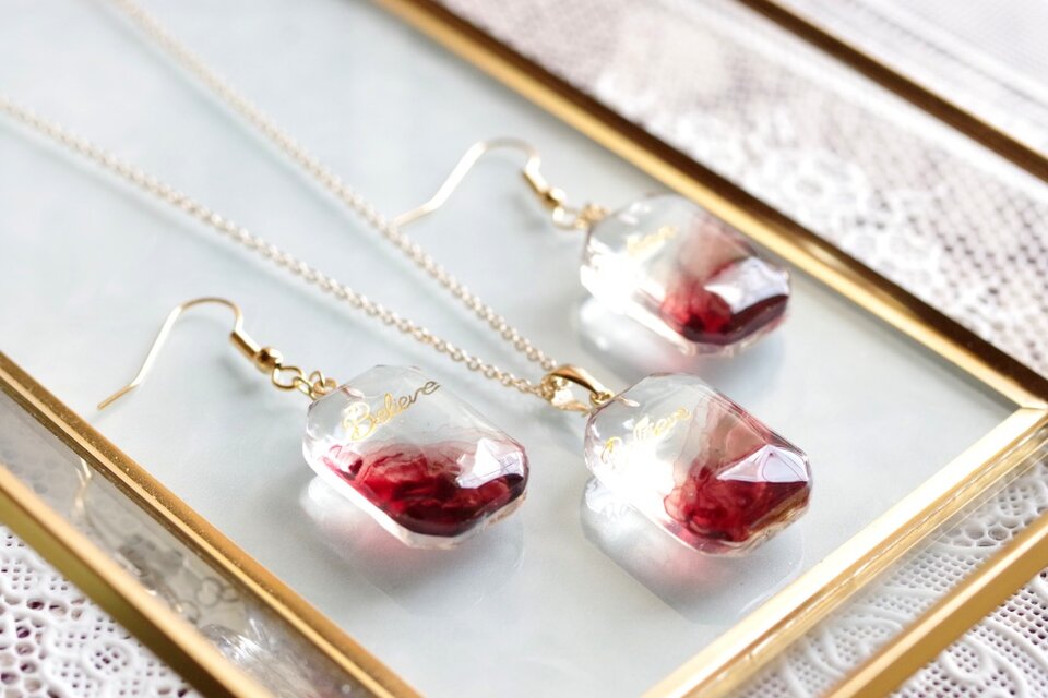 レジンアート エメラルドカットのピアス〈命ある火焔〉 | iichi 日々の