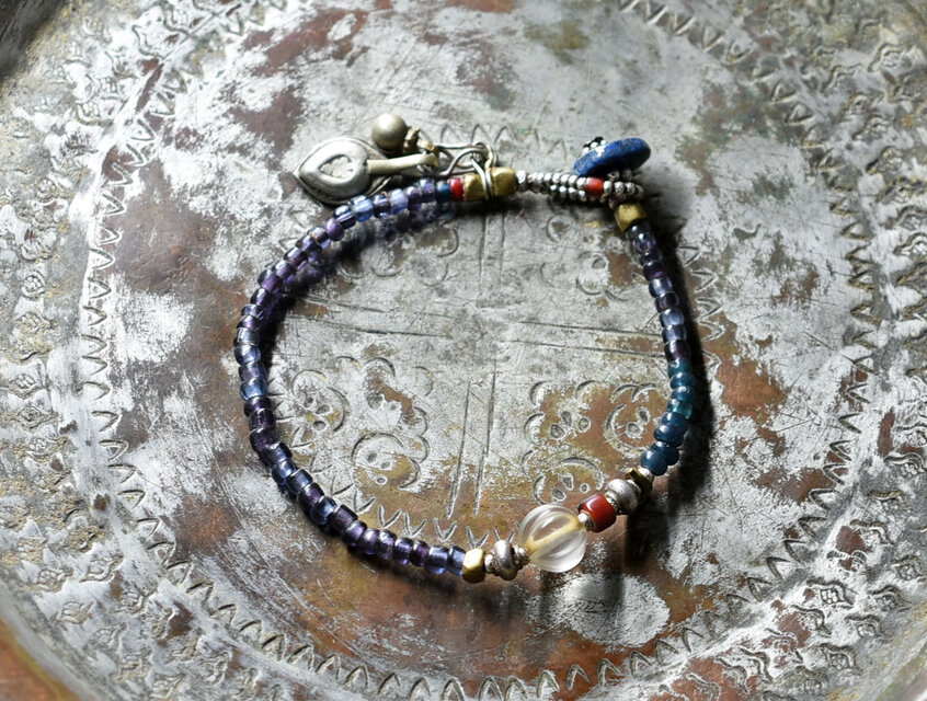 ナガ族クリア蜜柑玉と飴色ホワイトハーツ、すみれ色ビーズインディゴブルービーズ、oldアフガンメタルのブレス（ラピス留め金）