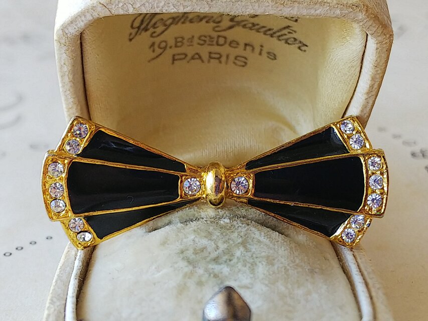 ヴィンテージ　漆黒／Gold／Rhineストーン　リボンのブローチ