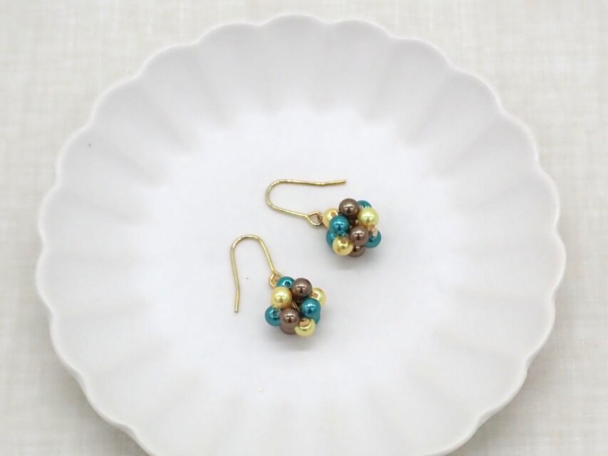 カラーパールのビーズボールピアス／イヤリング【アプリコット＆ピーコックグリーン】