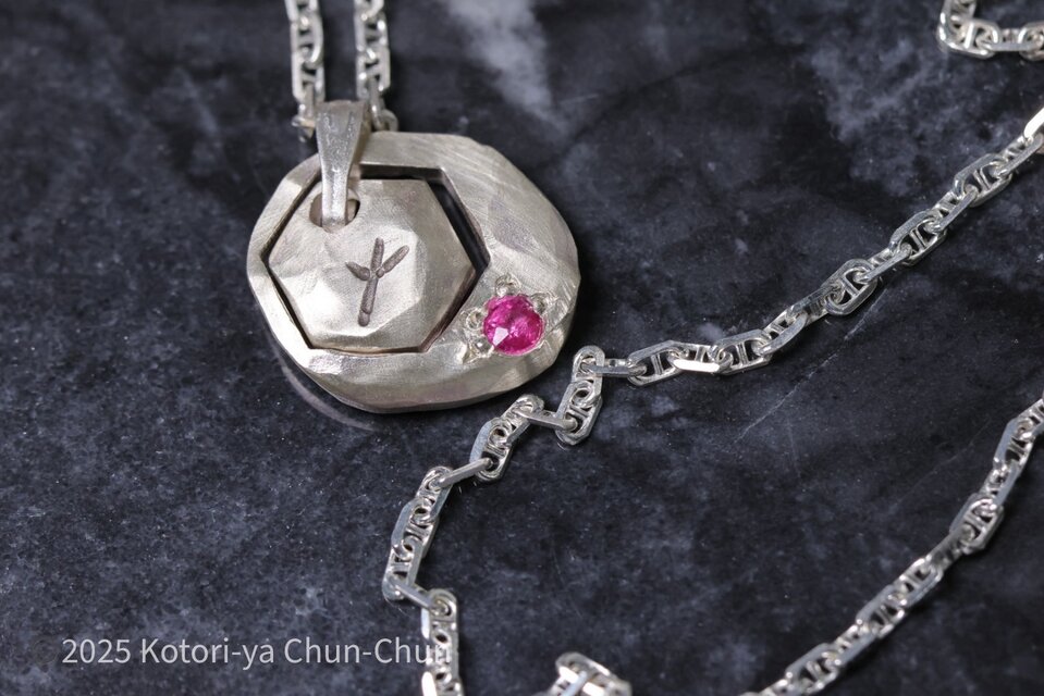【アウター・インナーセット】ルビーの着せ替えペンダント（チェーン付き）【足跡＆牡丹】