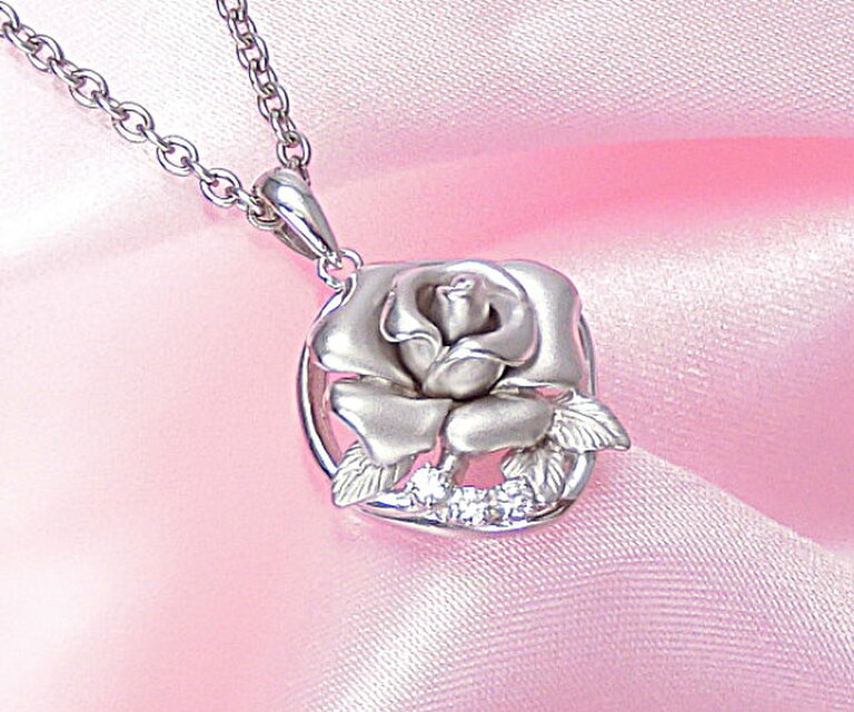 天然ダイヤモンド・白バラ『ロイヤルハイネス』のペンダント/シルバー製