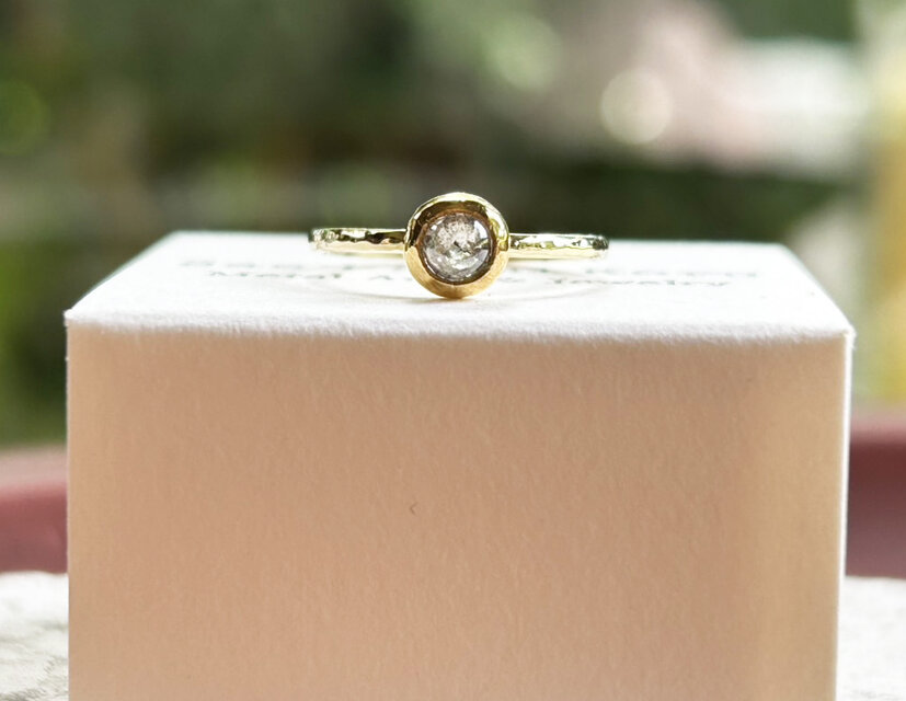 コレクション 18金 K18 天然オパールとダイヤモンドのリング 天然