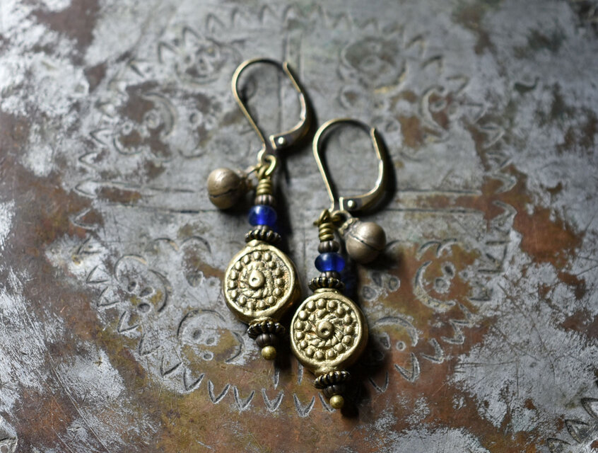 コインの様なインドブラス、ブルービーズ、小さな民族鈴のピアス