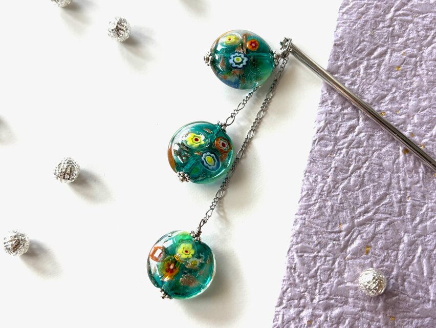 かんざし　エメラルドグリーンの花柄とんぼ玉３連　一本挿し　一本簪　涼しげ　夏　和風　トンボ玉　緑