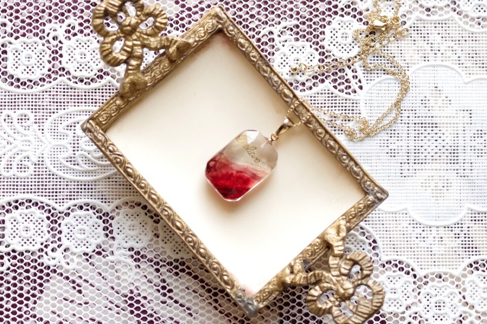 【受注製作】レジンアート　エメラルドカットのペンダント〈命ある火焔〉