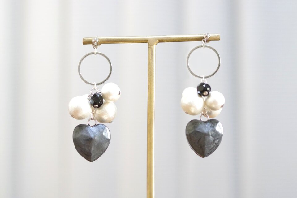 レジンアート　ハートとコットンパールのピアス〈死の舞踏〉