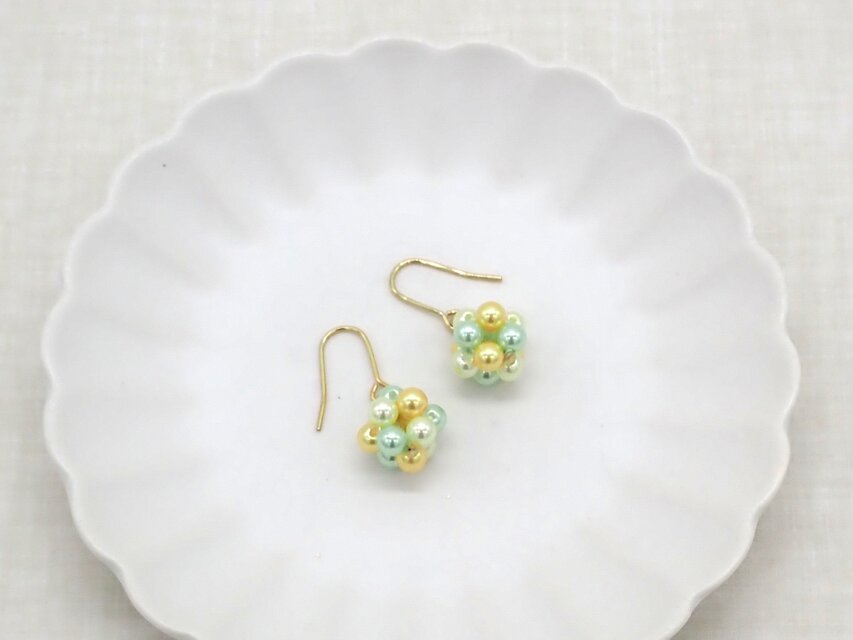 カラーパールのビーズボールピアス／イヤリング【アプリコット＆アイスグリーン】