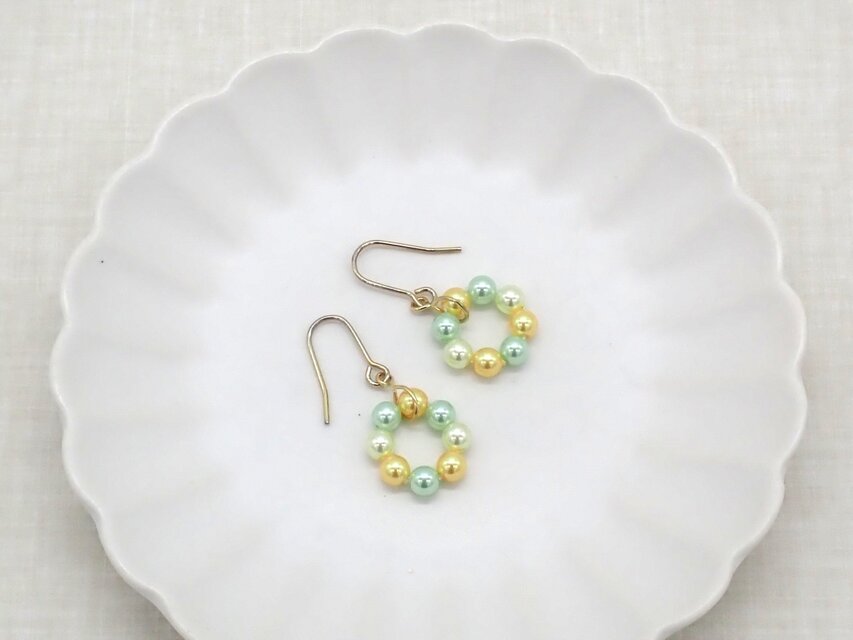 カラーパールのサークルピアス／イヤリング【アプリコット＆アイスグリーン】