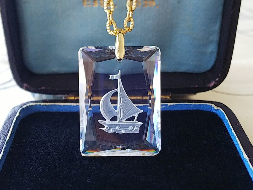 ヴィンテージ　Yacht ／ クリスタルGlass（Goldカラー）ネックレス&Bagチャーム