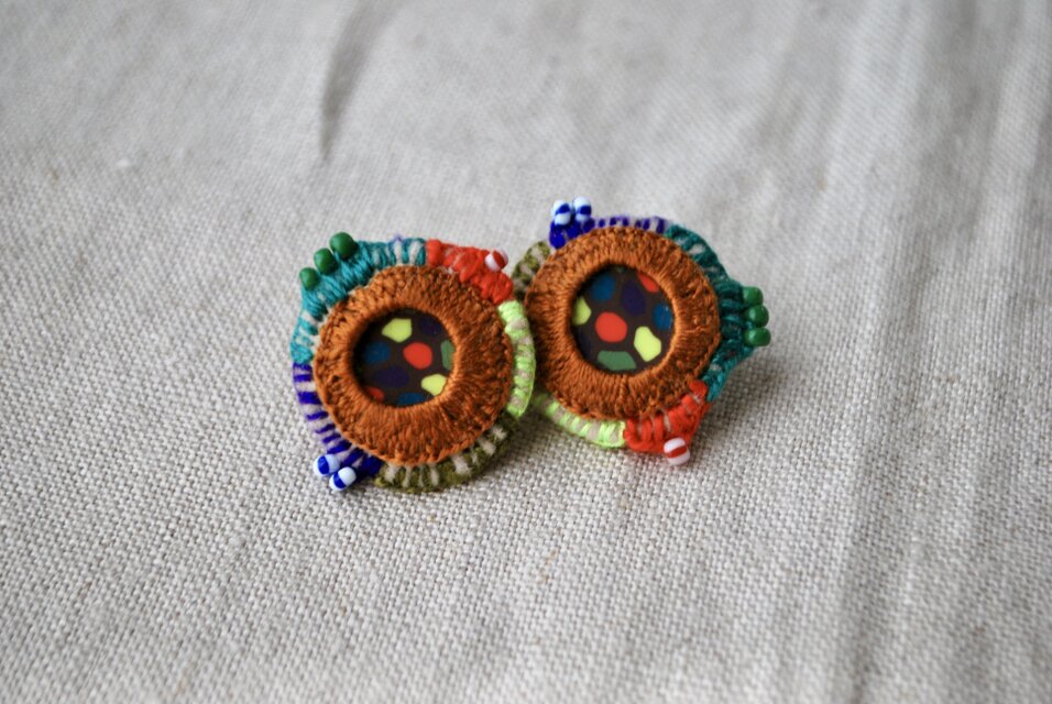 カラフルなパーツを包み込んだ色いっぱい刺繍ピアス