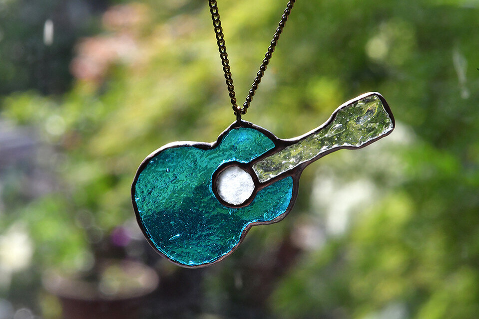 ギター (青)　ネックレス