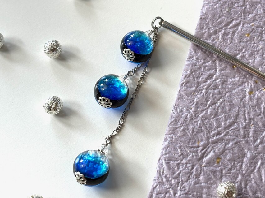 かんざし　ラムネソーダの様なブルーグラデーションのとんぼ玉３連　一本挿し　一本簪　涼しげ　夏　青　水色