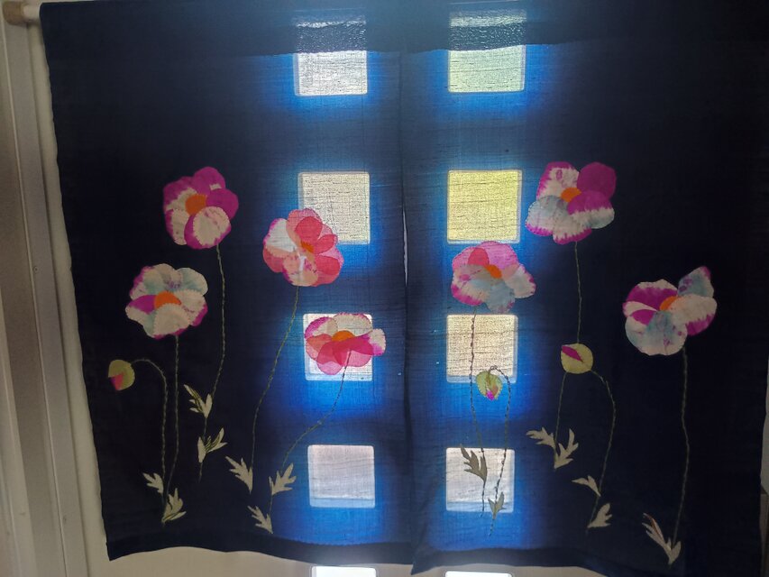 ヴィンテージ麻衣からタペストリー　窓辺のひなげし