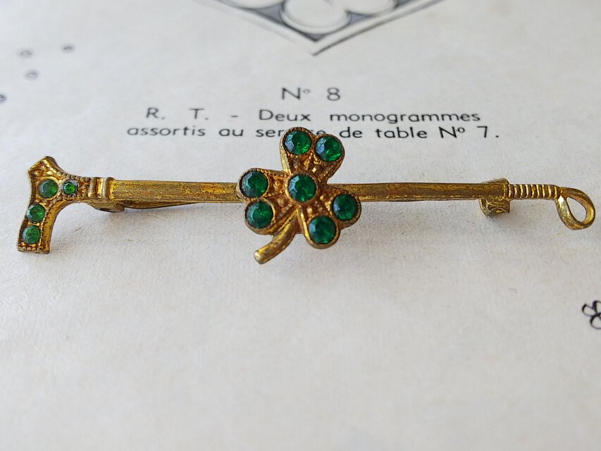 ヴィンテージ　乗馬鞭とシャムロックのブローチ（約60㎜）