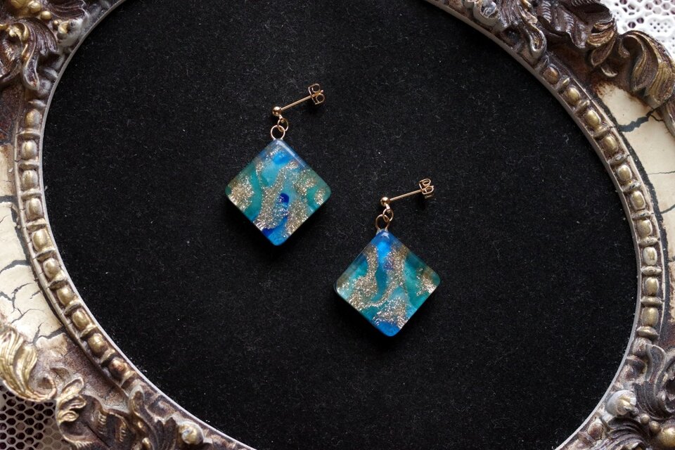 レジンアート　スクエアピアス〈螺鈿の海〉