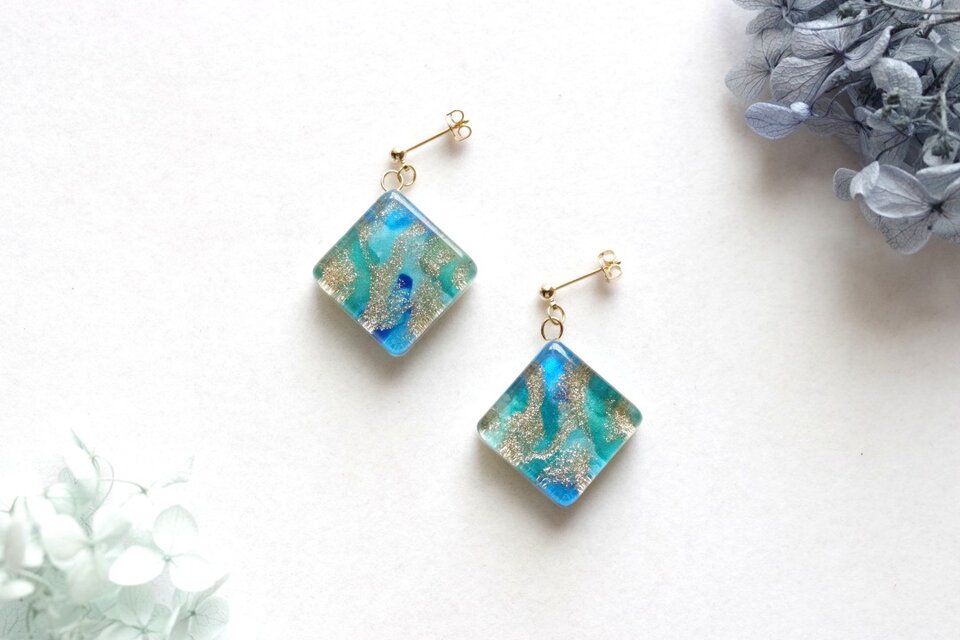 レジンアート スクエアピアス〈螺鈿の海〉 | iichi 日々の暮らしを