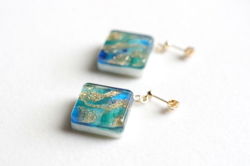 レジンアート スクエアピアス〈螺鈿の海〉 | iichi 日々の暮らしを