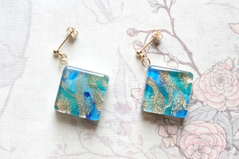 レジンアート スクエアピアス〈螺鈿の海〉 | iichi 日々の暮らしを