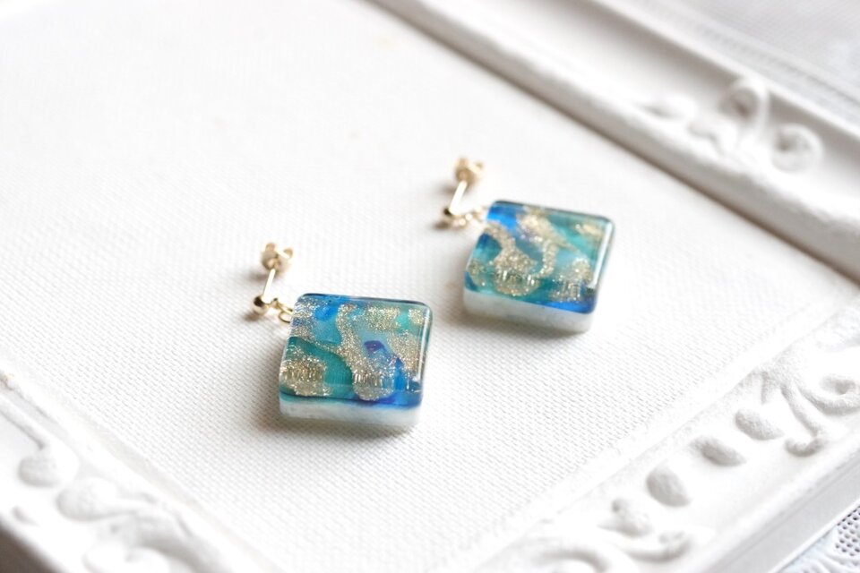 レジンアート スクエアピアス〈螺鈿の海〉 | iichi 日々の暮らしを