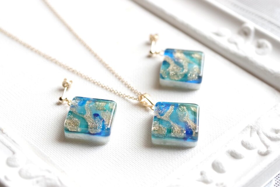 レジンアート スクエアピアス〈螺鈿の海〉 | iichi 日々の暮らしを