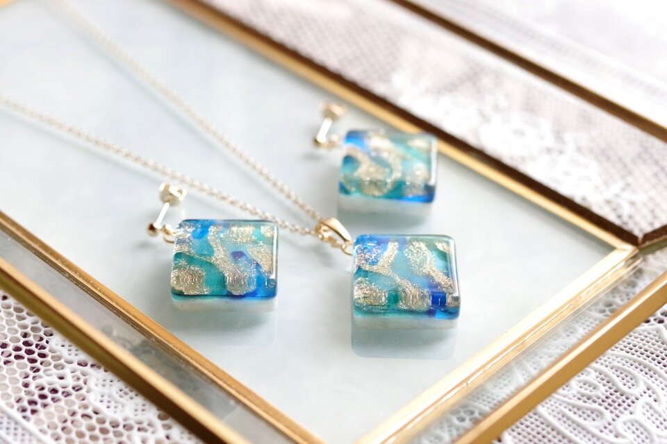 レジンアート スクエアピアス〈螺鈿の海〉 | iichi 日々の暮らしを