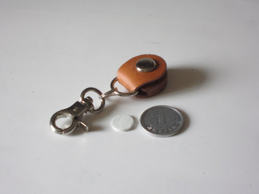 ■YKKapシールキー用ホルダー：黄土色 ■革部分 約Ｗ20ｘＤ12（ボタン含）ｘＨ22.5