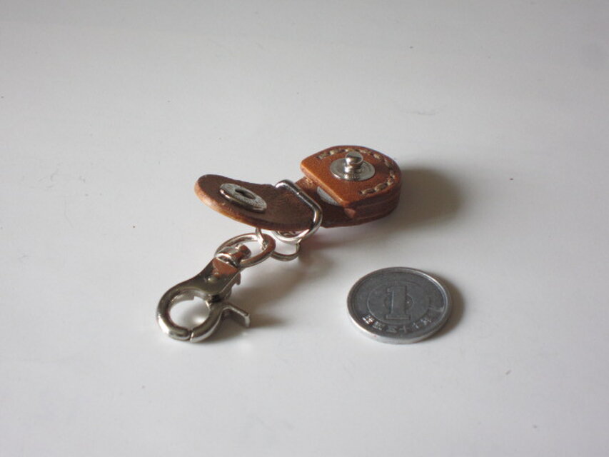 □YKKapシールキー用ホルダー：黄土色 □革部分 約W20xD12（ボタン