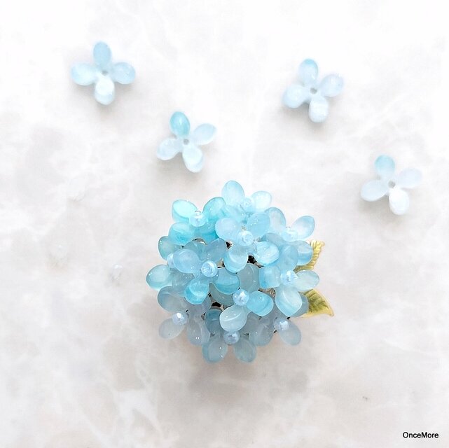 紫陽花の帯留め（ライトブルー）A | iichi 日々の暮らしを心地よく