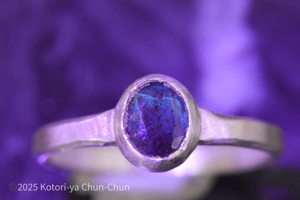 【星空シリーズ】圧倒的なユニーク！　特注オーバルカット　「蛍光」アイオライトサンストーン・シルバーリング【蛍星】