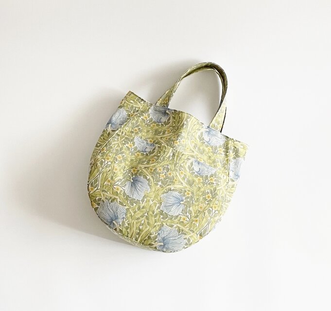 ウィリアムモリス ピンパネル ラウンド型バッグ ライトブルー 外ポケット A4