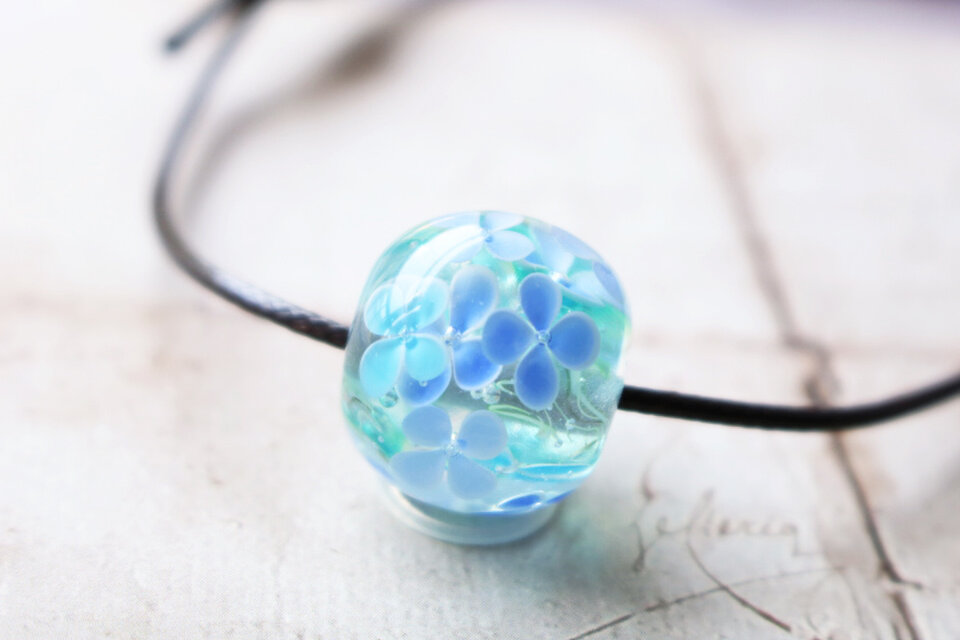 紫陽花のとんぼ玉ガラスペンダント（小サイズ）泡入り