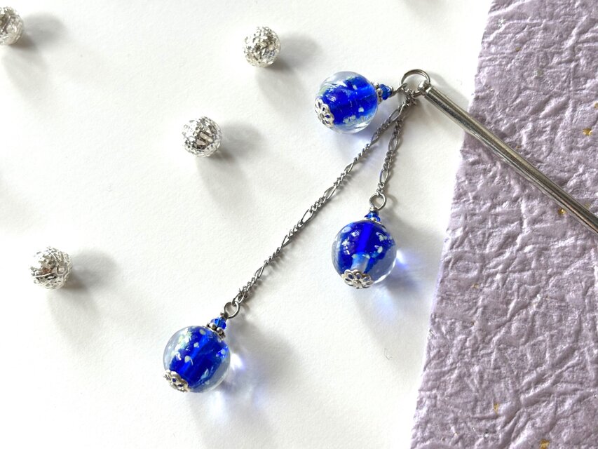 かんざし　ラムネソーダの様なブルーのとんぼ玉３連　一本挿し　一本簪　涼しげ　夏　青　紺