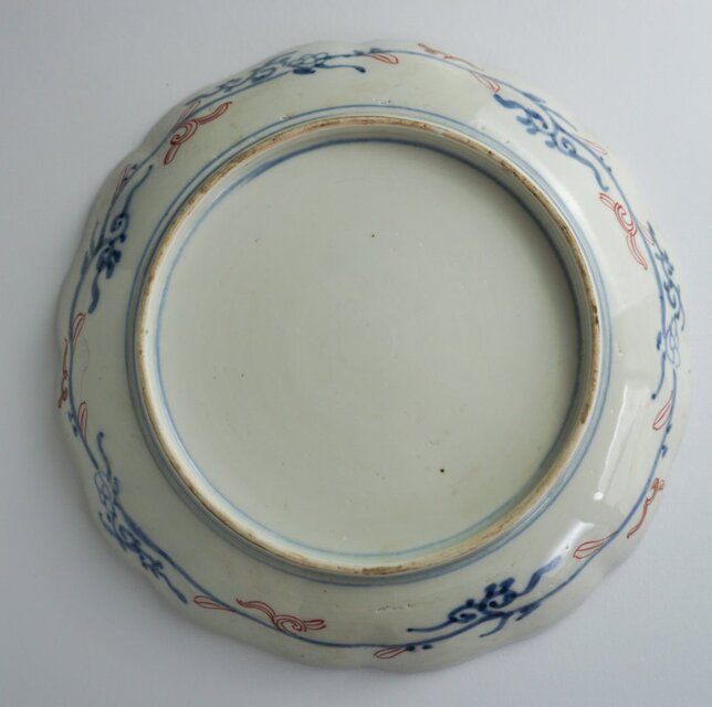 染付と金彩の優美な色絵皿 | iichi 日々の暮らしを心地よくする