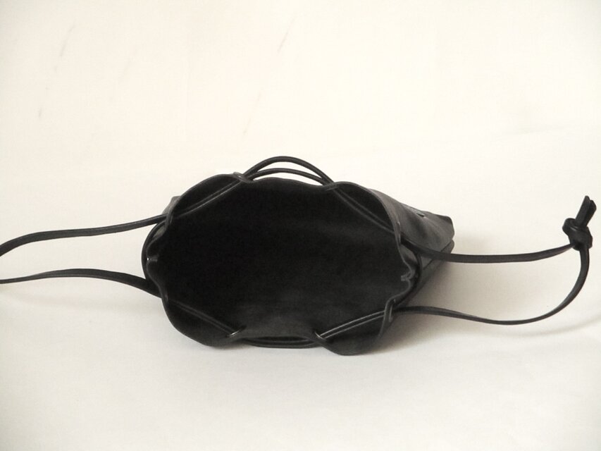⭕️SALE イタリア革の巾着袋（黒） | iichi 日々の暮らしを心地よく