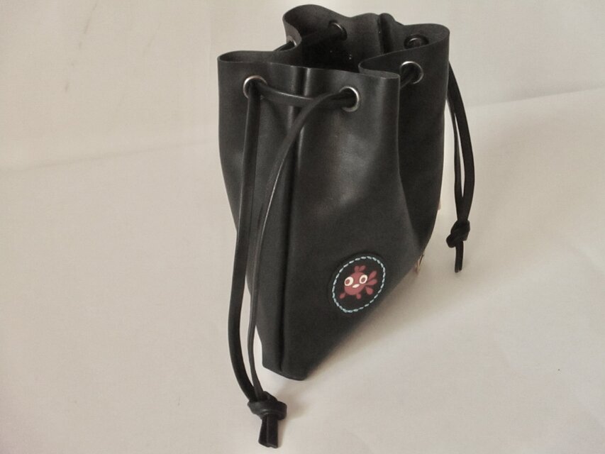 ⭕️SALE イタリア革の巾着袋（黒） | iichi 日々の暮らしを心地よく