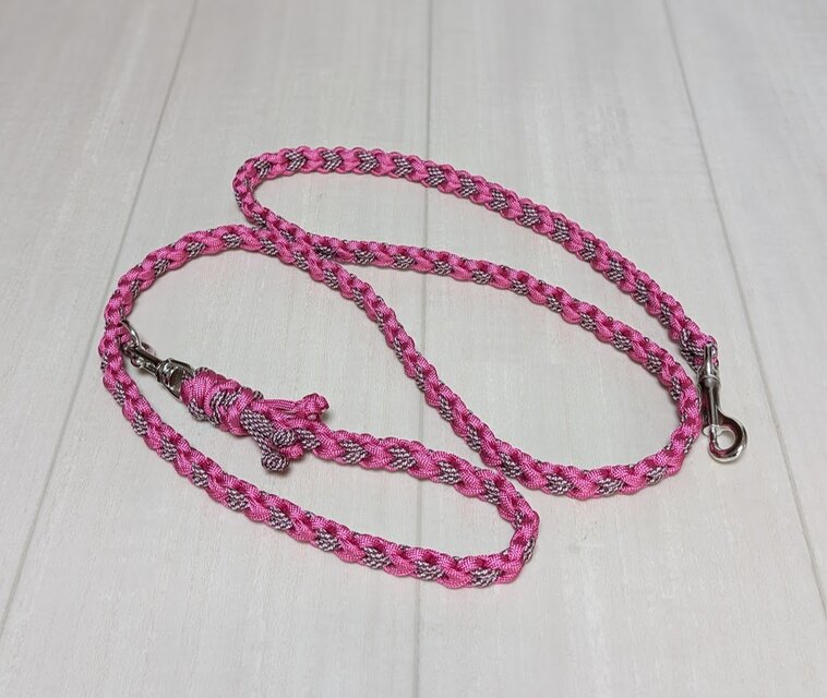 パラコード カフェリード ハート柄  小型、中型、大型犬用 (全長120ｃｍ)　お揃いの首輪と共にいかがでしょう