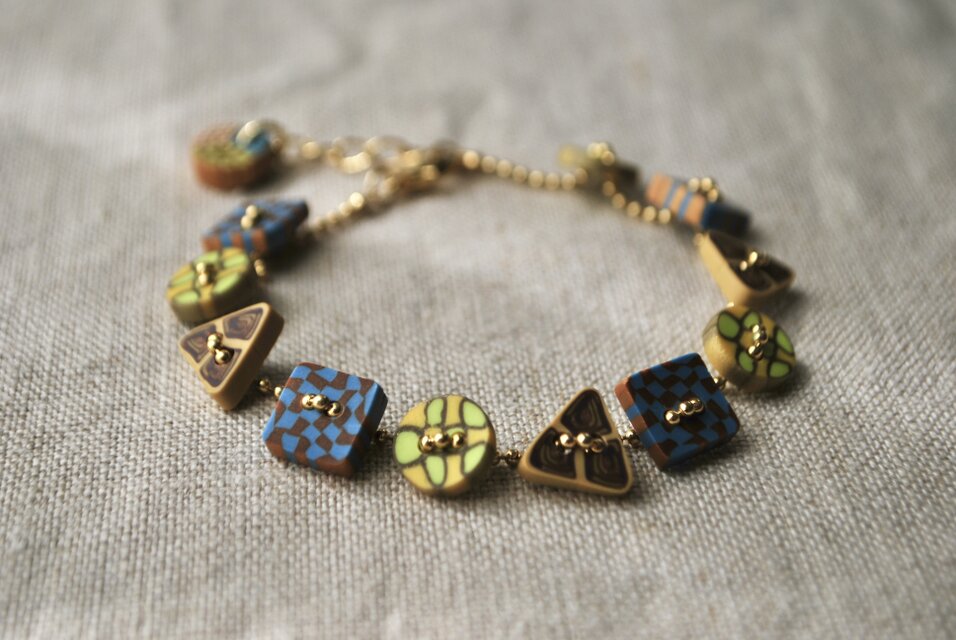 ボタンのボールチェーンブレスレット　goldチェーン　ブルー・黄緑