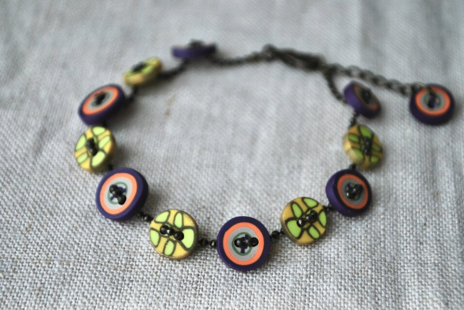 ボタンのボールチェーンブレスレット　渋色チェーン　紫・黄緑ボタン