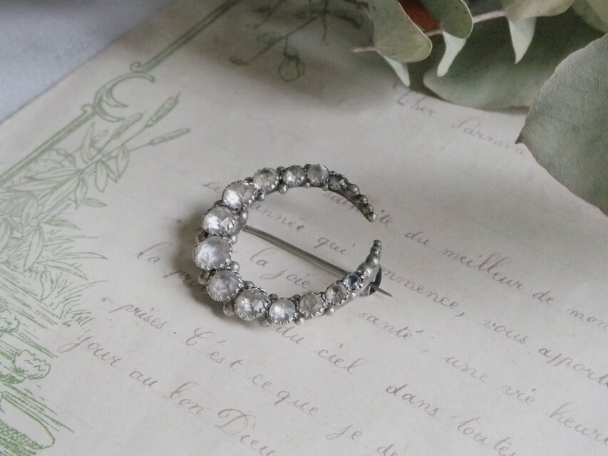 ガラスのクレセント（三日月）ブローチ