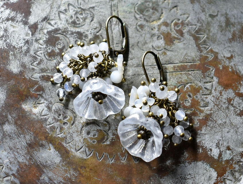 ハンドメイドフラワーとたわわなムーンストーン、白蝶貝の小花とビーズのピアス
