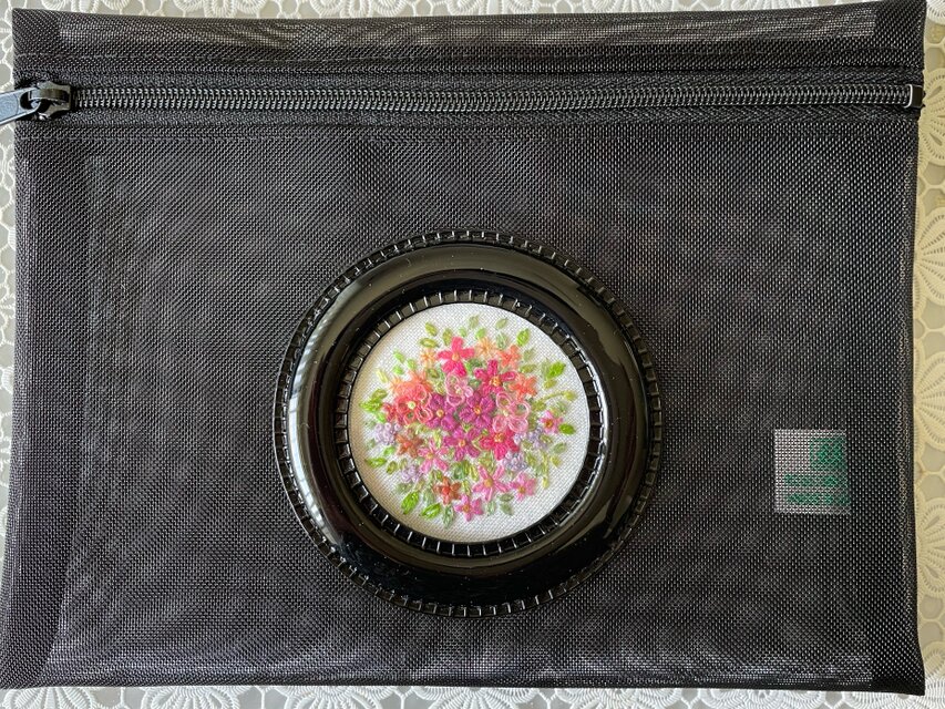 刺しゅうメッシュのポーチ（ブラック）