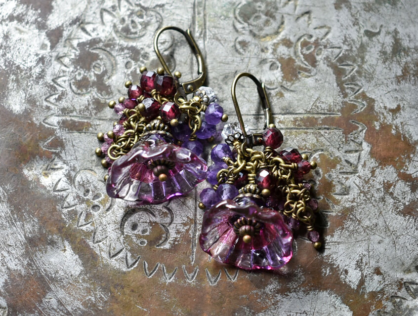 ハンドメイドフラワーとたわわなガーネット＆アメジスト、クォーツのピアス