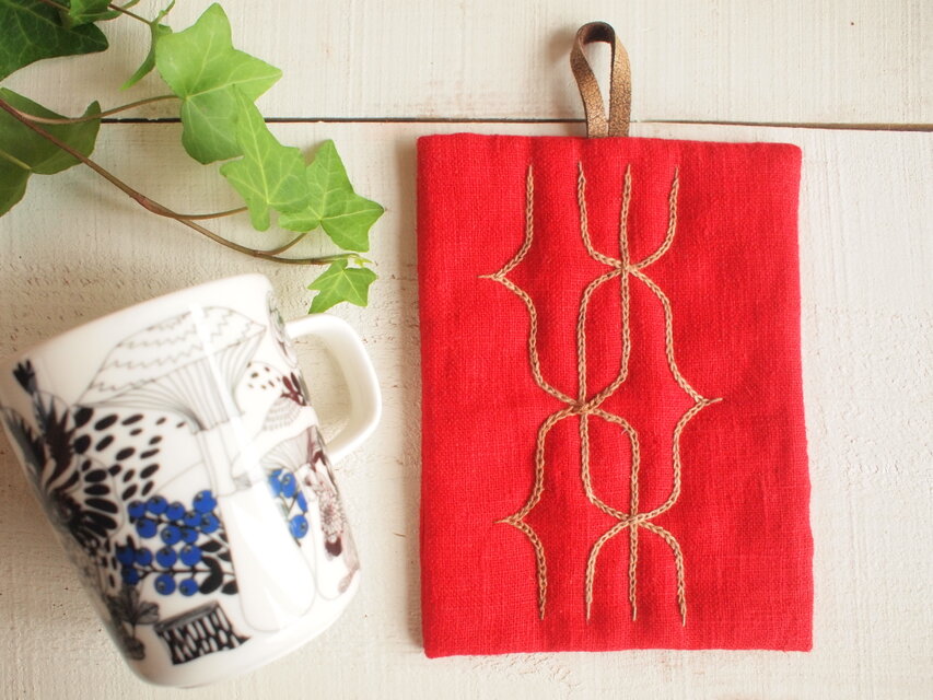 アイヌ刺繍の鍋つかみ　リネンのレッド　柿渋染め