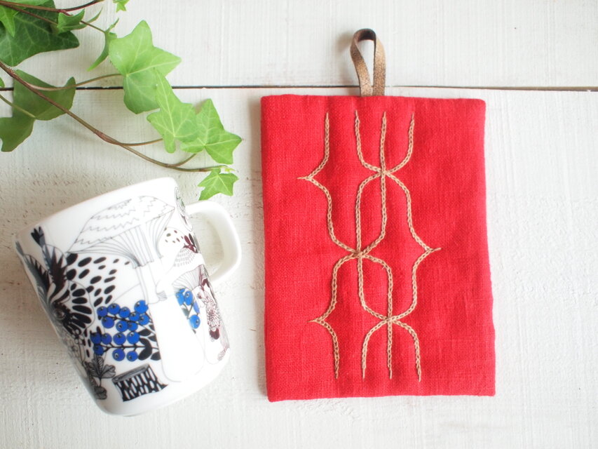 アイヌ刺繍の鍋つかみ リネンのレッド 柿渋染め | iichi 日々の暮らし