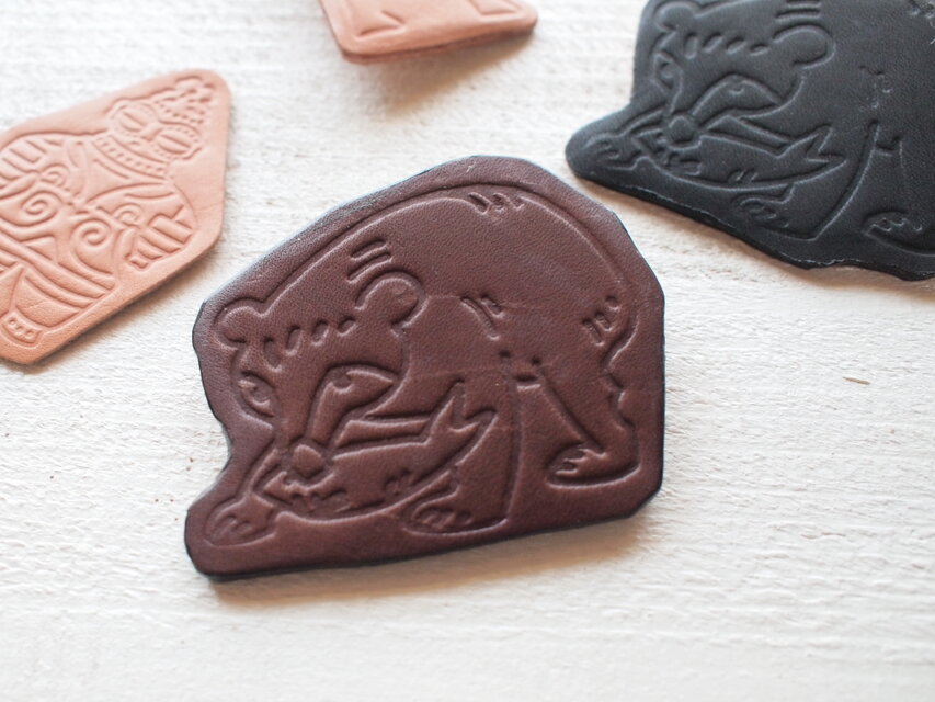 本革　木彫り熊さんブローチ