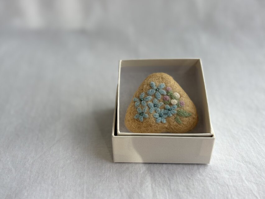 どんぐり染めの刺繍ブローチ/ ブルースター